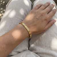 Thumbnail for Spruch armband — getragen, echte Größe, Gold | SKU: btuvoy-g