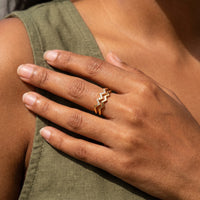 Thumbnail for Stapelringe — Nahaufnahme der Details, Gold | SKU: lezigzag