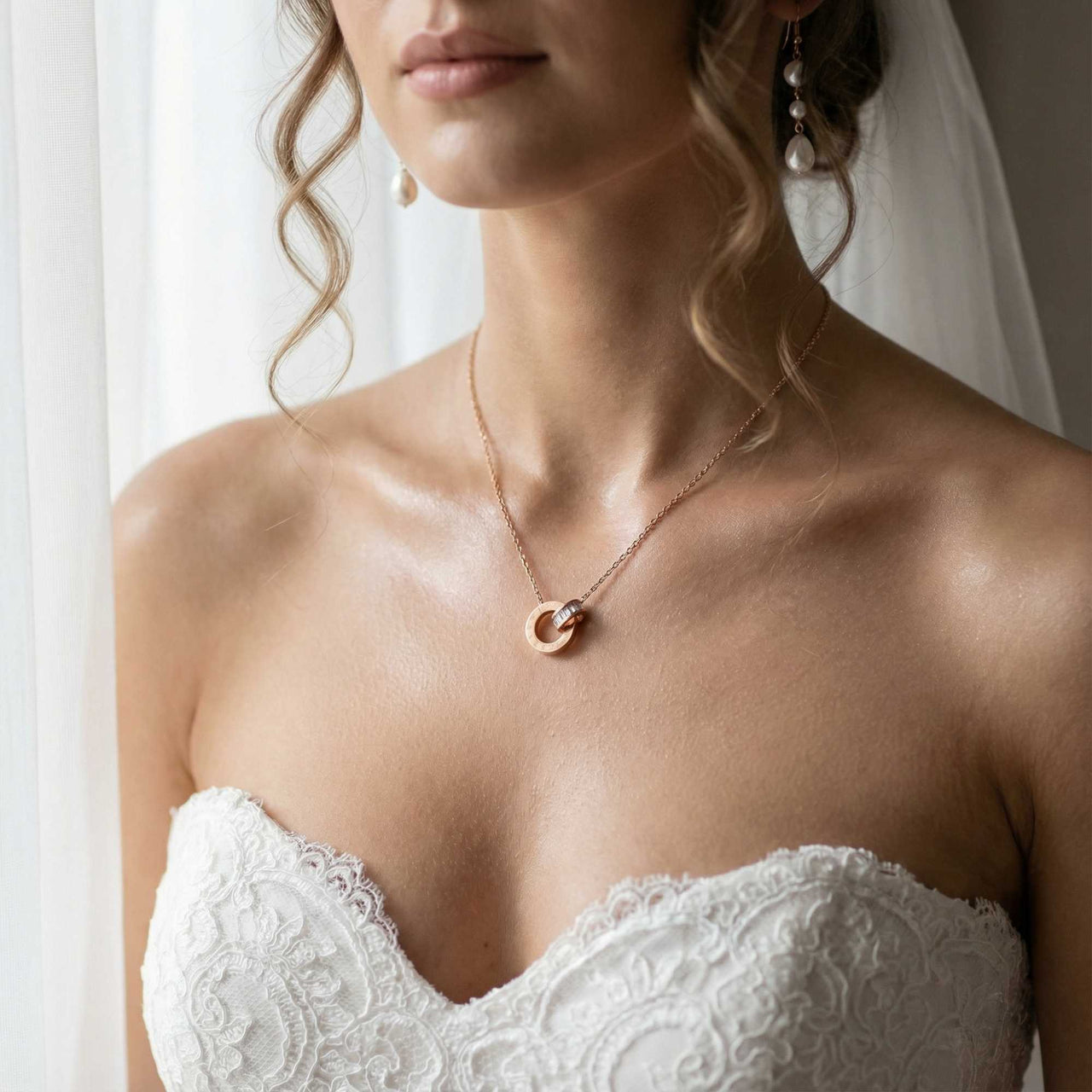 Halskette mit verbundenen Ringen & Kristallen