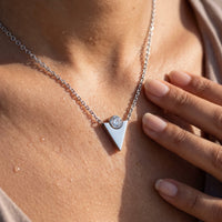 Thumbnail for Dreieck anhänger — Nahaufnahme der Details, Silber | SKU: 18048714-rhodium-plated