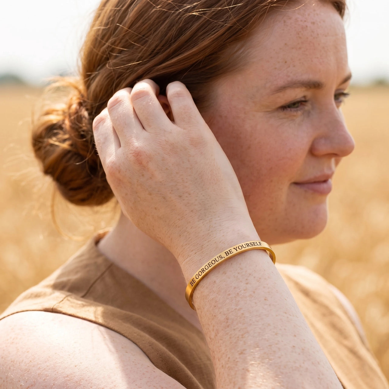 Armband mit spruch — getragen im Alltag, Gold | SKU: bgby-g