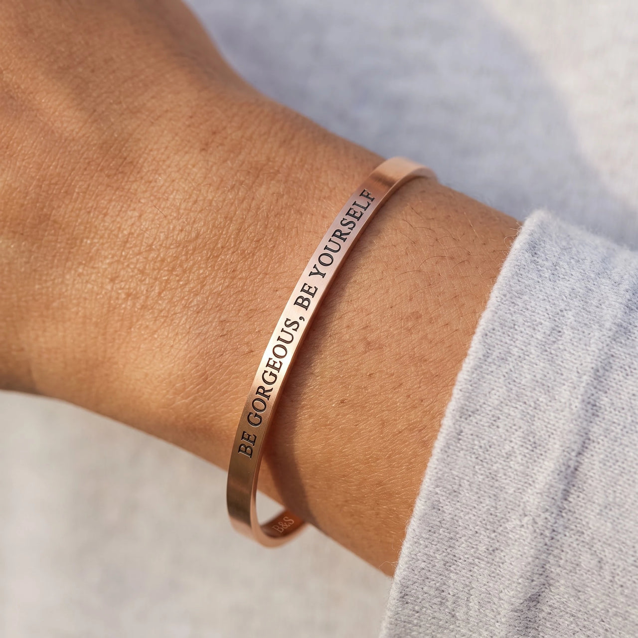 Spruch armband — Nahaufnahme der Details, Roségold | SKU: bgby-rg