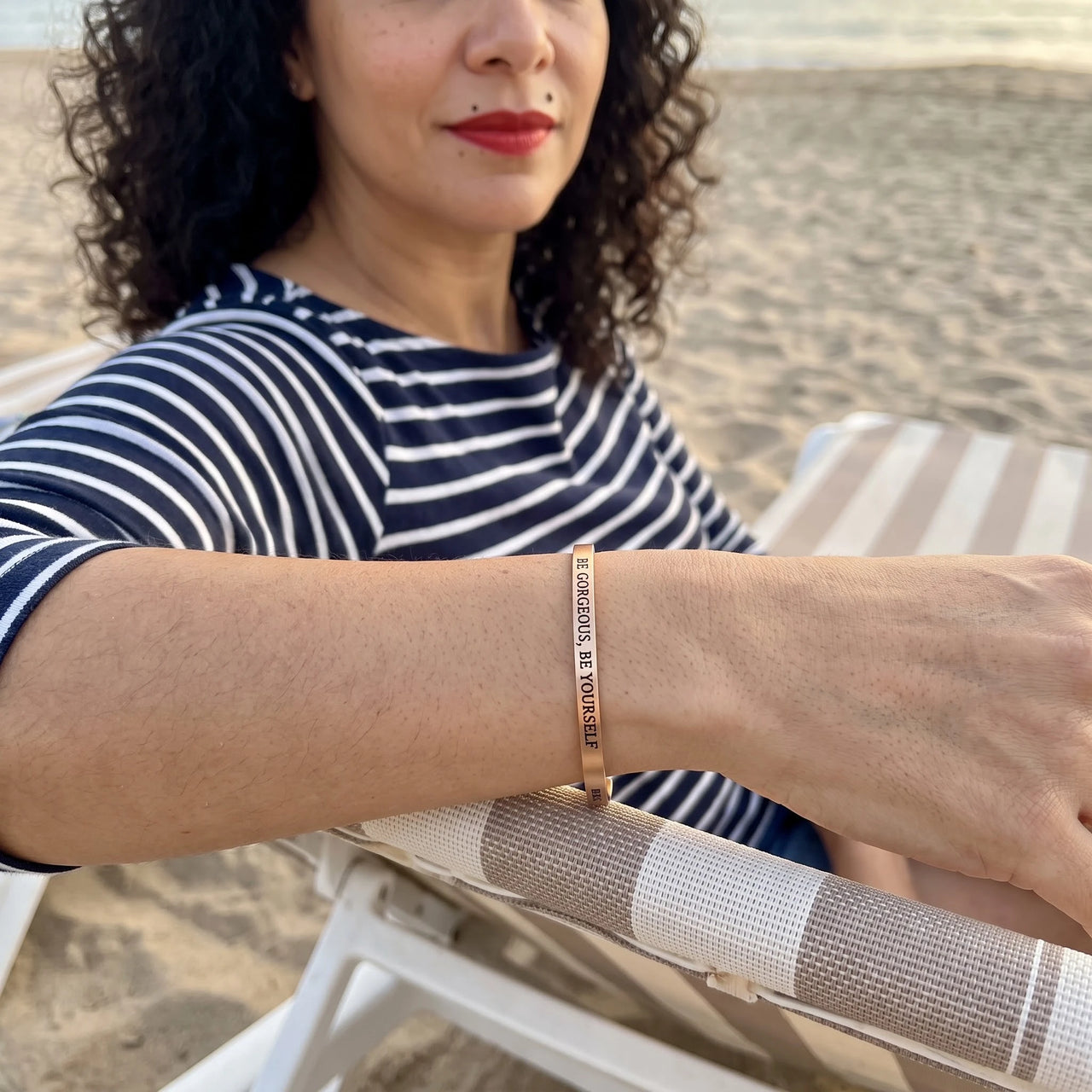 Armband mit spruch — getragen an einem entspannten Tag, Roségold | SKU: bgby-rg