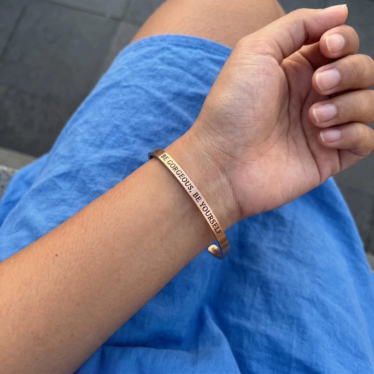 Gravur armband — getragen, echte Größe, Roségold | SKU: bgby-rg