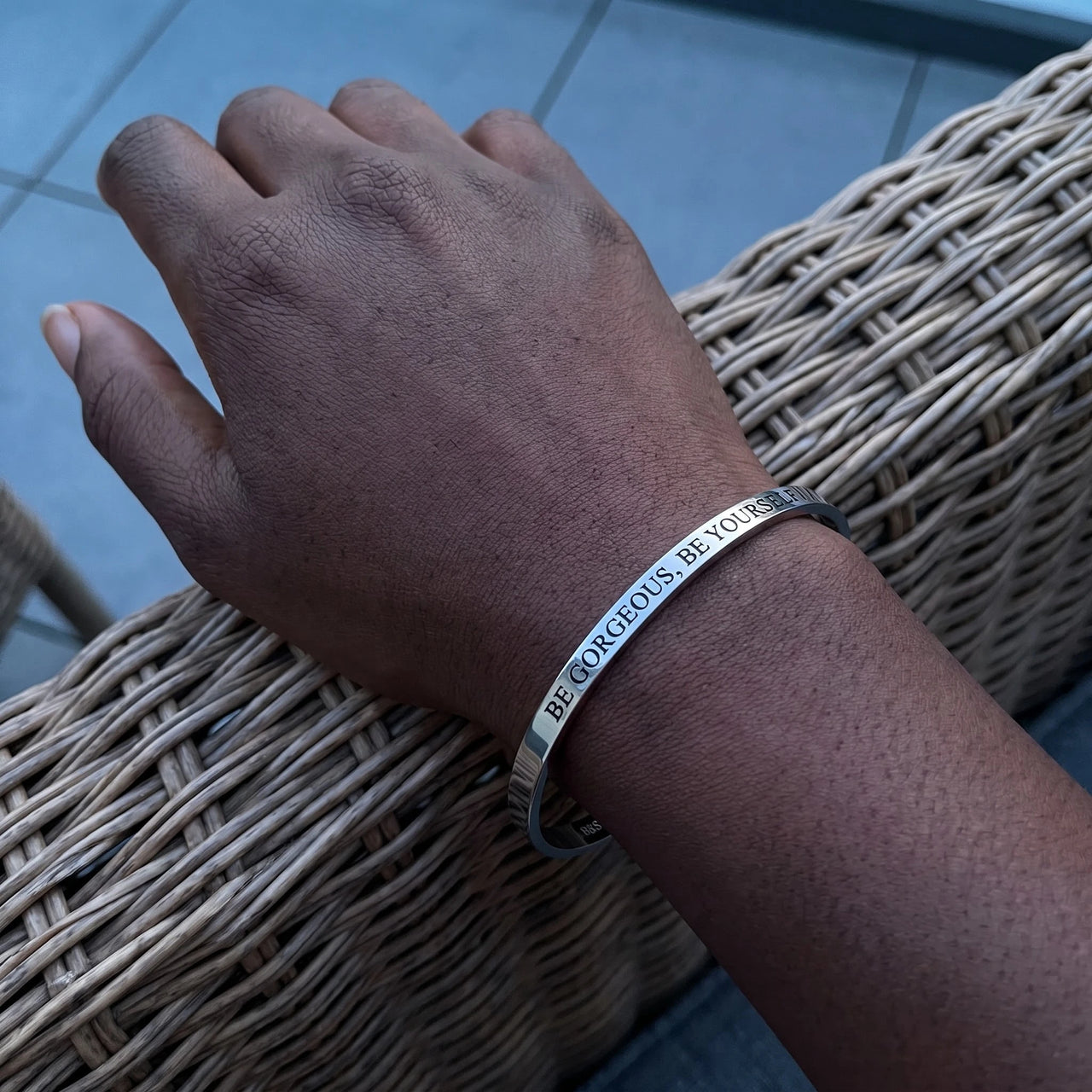 Armband mit spruch — getragen, echte Größe, Silber | SKU: bgby-wg