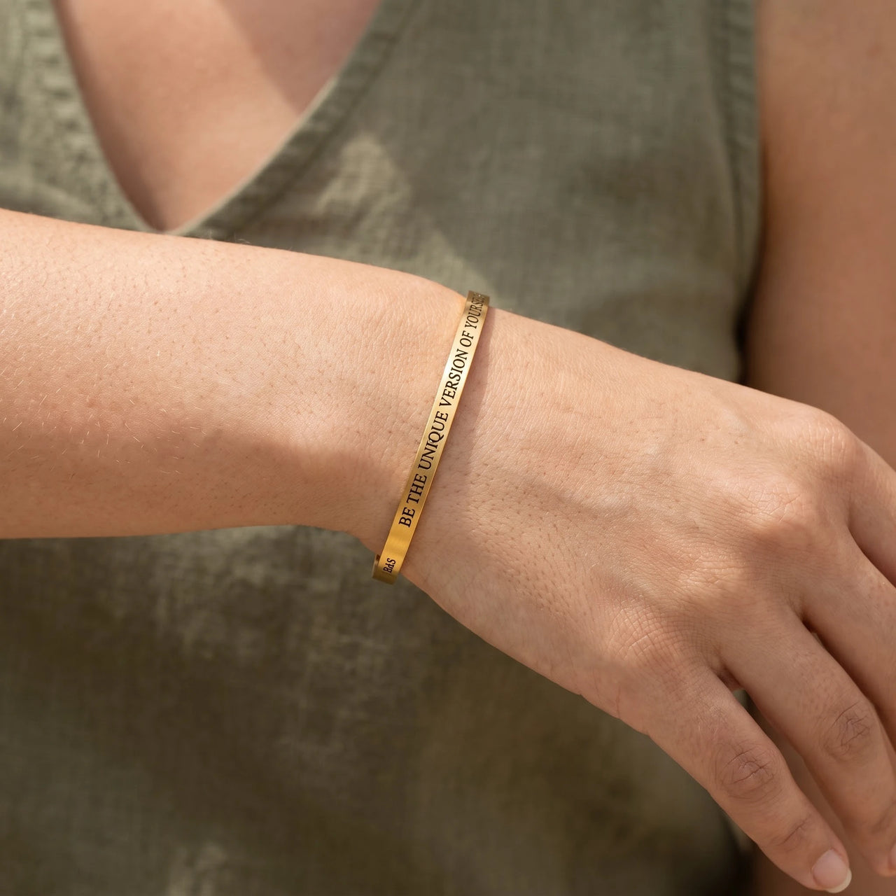Spruch armband — Nahaufnahme der Details, Gold | SKU: btuvoy-g