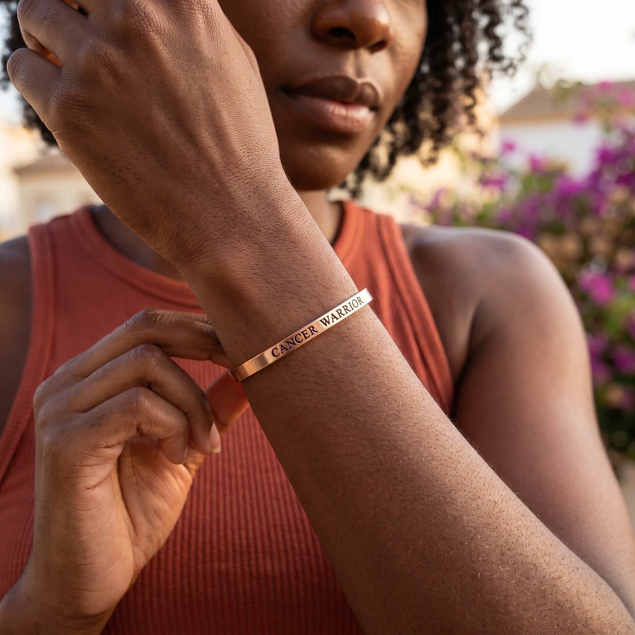 Brustkrebs armband — getragen im Alltag, Roségold | SKU: 7220397-rose-gold-plated