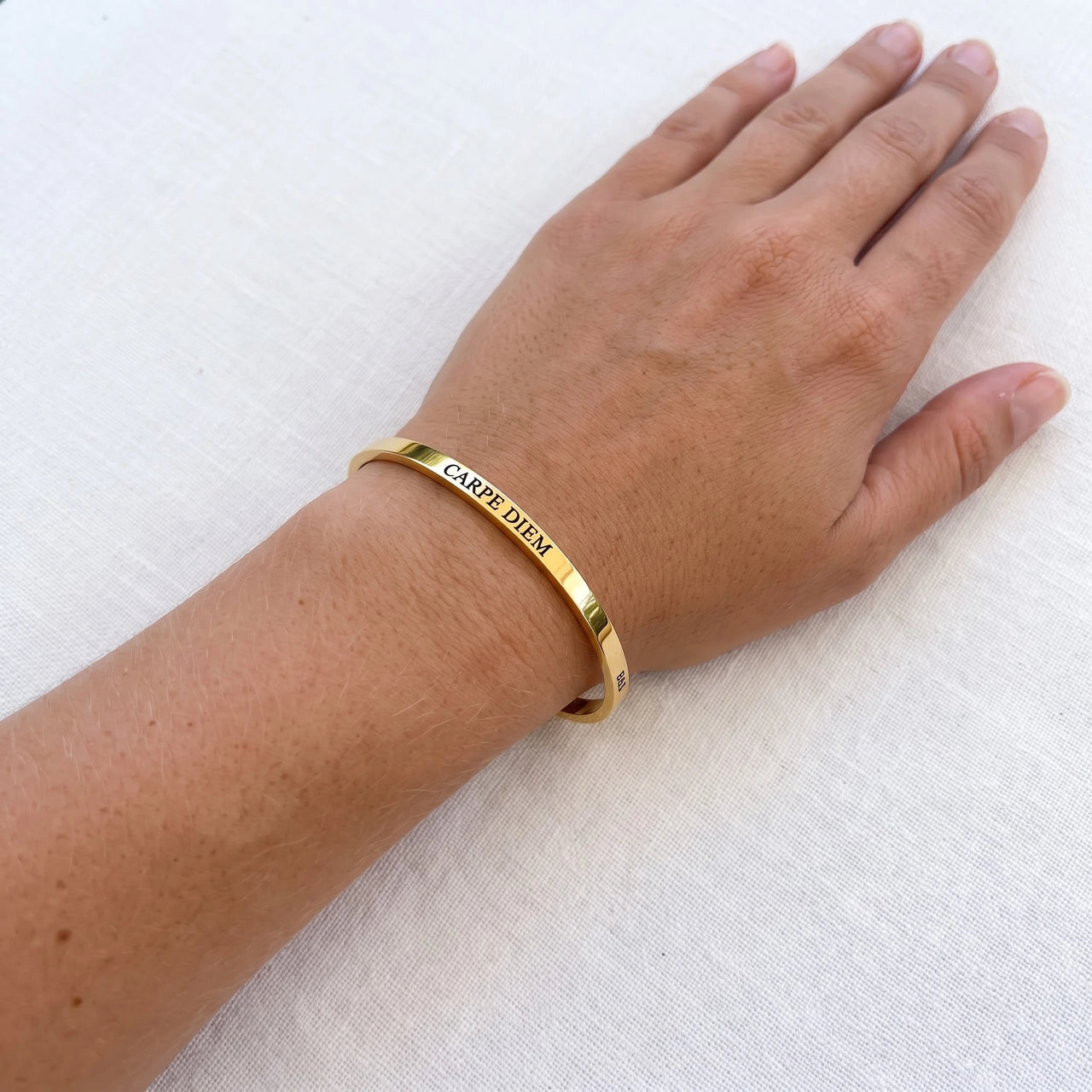 Carpe diem armband — getragen, echte Größe, Gold | SKU: cp-g