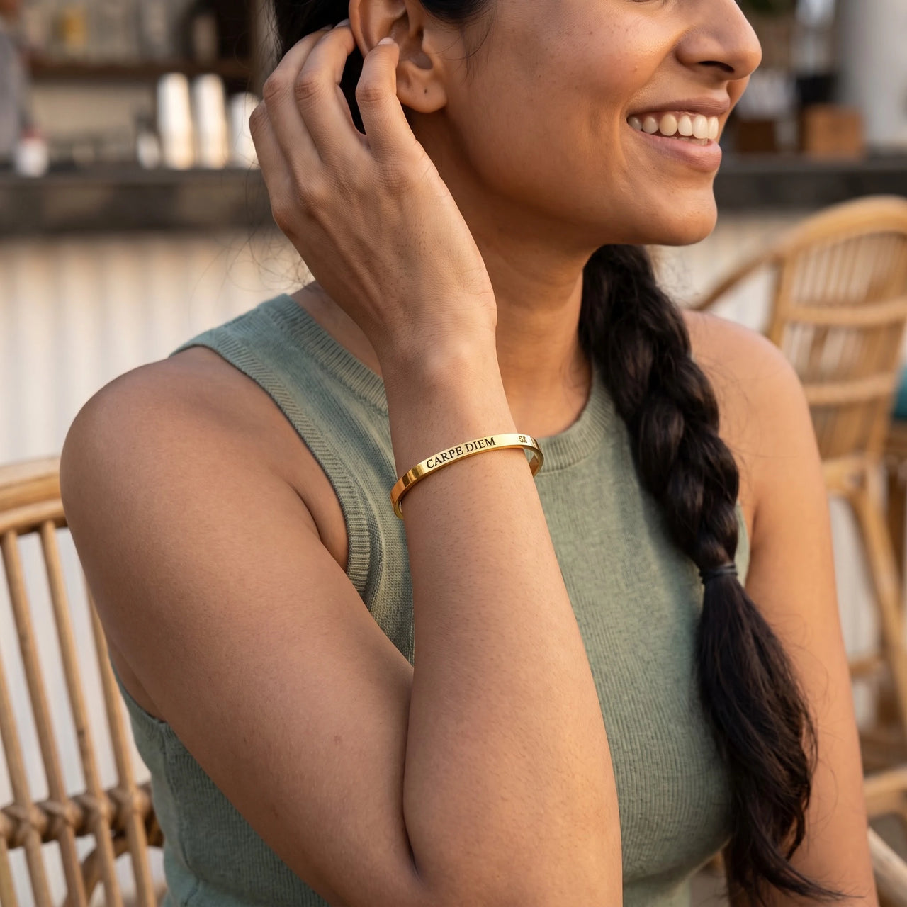 Carpe diem armband — getragen im Alltag, Gold | SKU: cp-g
