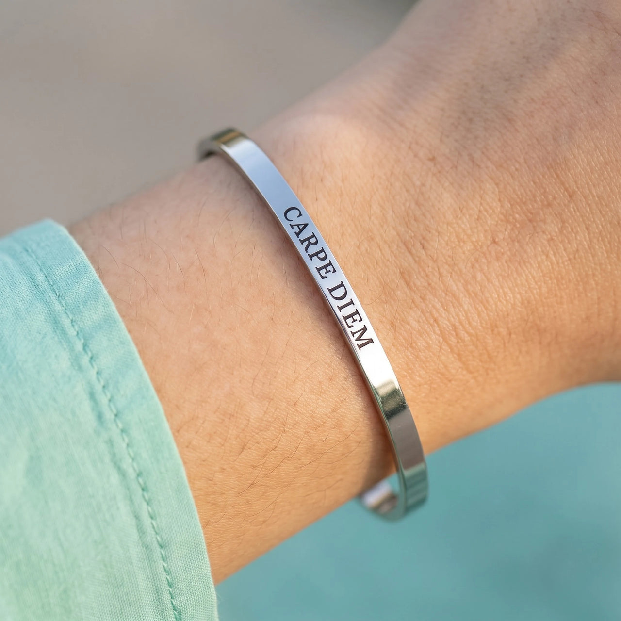 Carpe diem armband — Nahaufnahme der Details, Silber | SKU: cp-wg