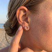 Thumbnail for Herz ohrstecker — getragen, echte Größe, Roségold | SKU: 419593-rose-gold