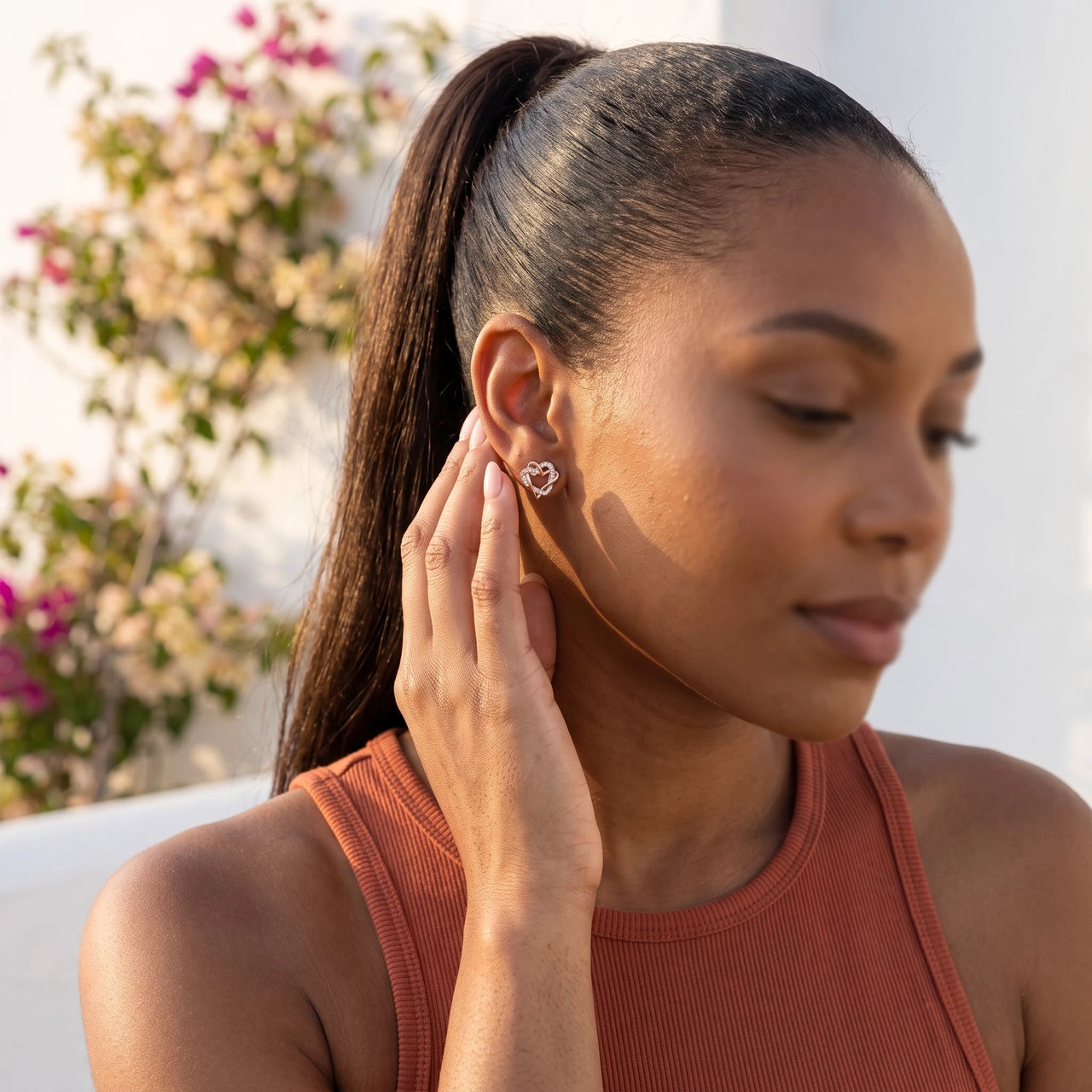 Herz ohrstecker — getragen im Alltag, Roségold | SKU: 419593-rose-gold