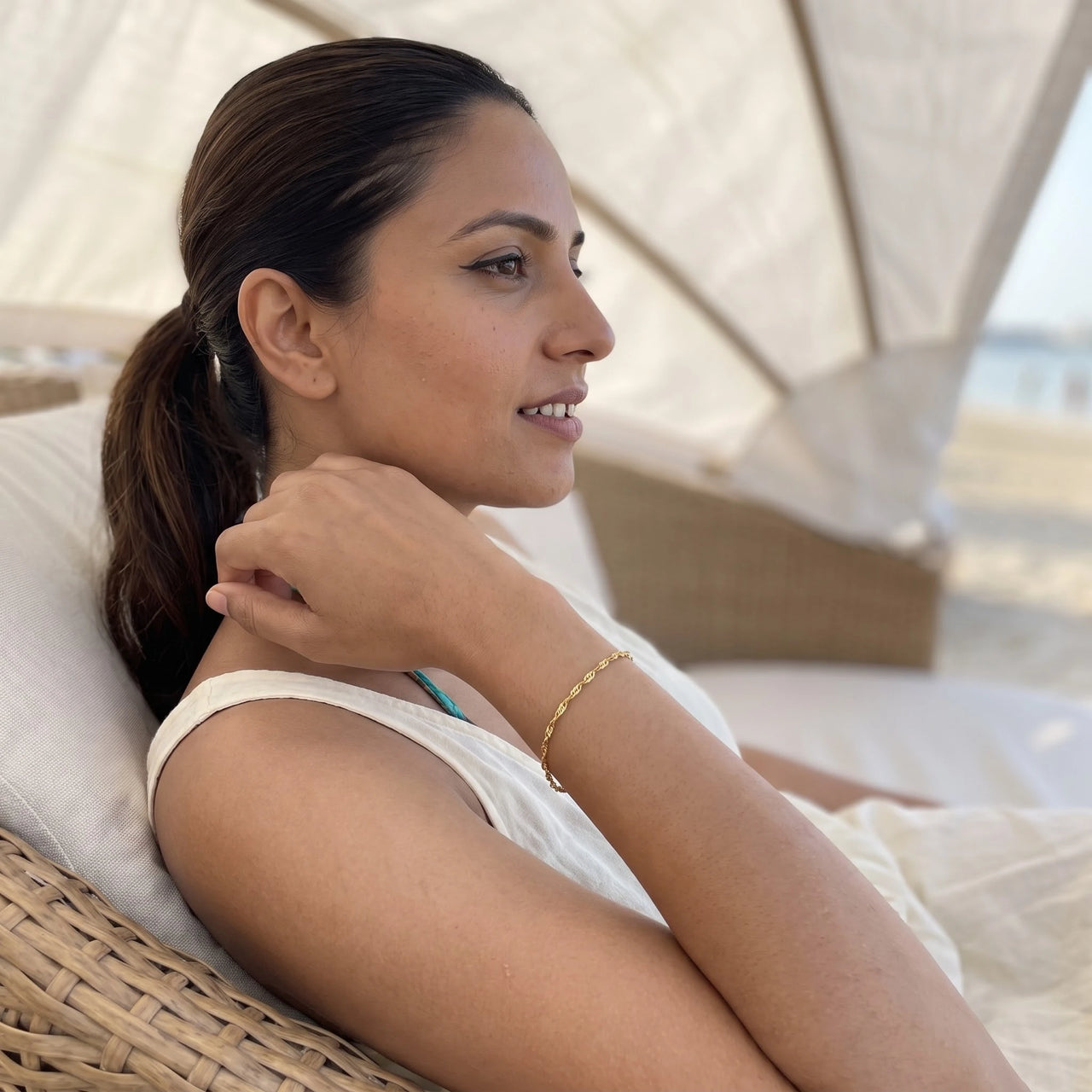 Goldarmband damen — getragen an einem entspannten Tag, Gold | SKU: lafinesse
