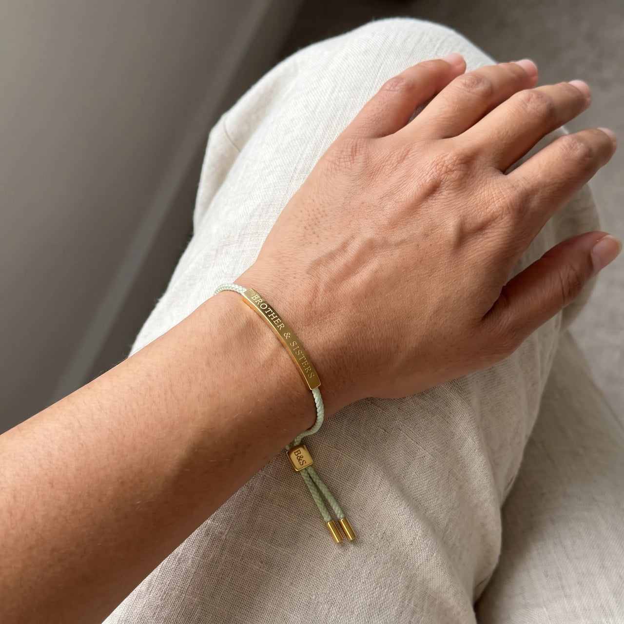 Armband grün — getragen, echte Größe, Gold | SKU: lanature-g