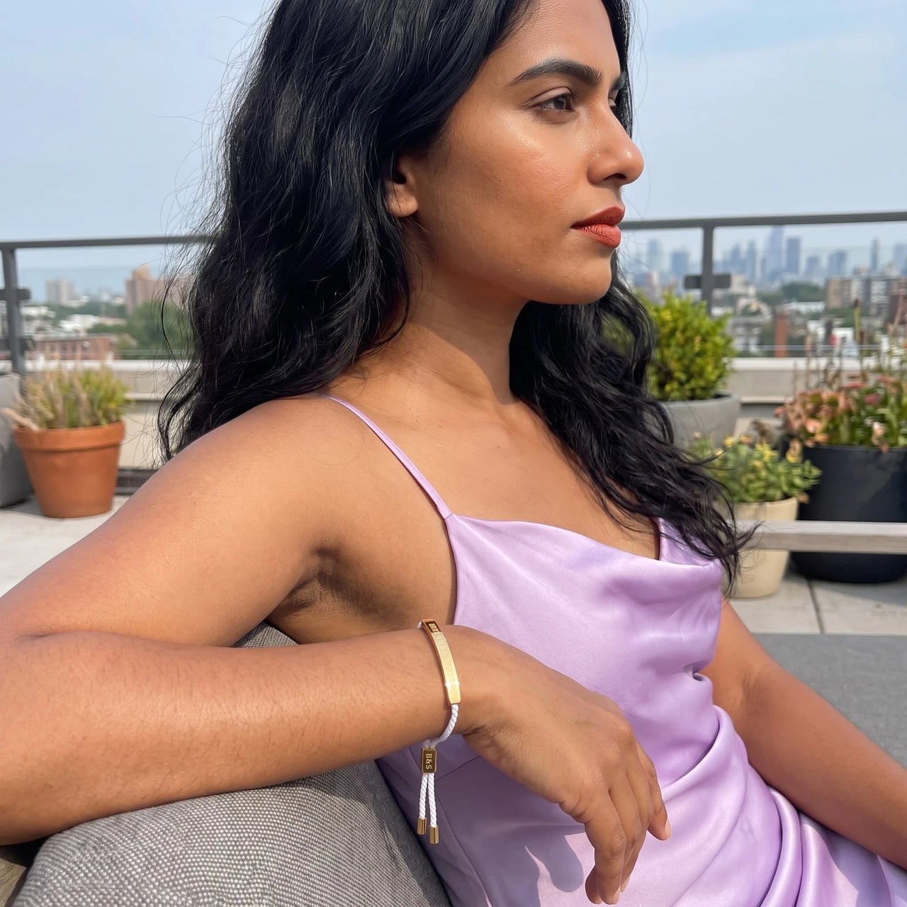 Armband weiß — getragen an einem entspannten Tag, Gold | SKU: laperle-g