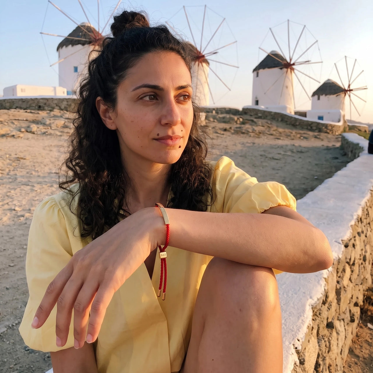 Makramee armband — getragen auf einer Reise, Gold | SKU: lamour-g