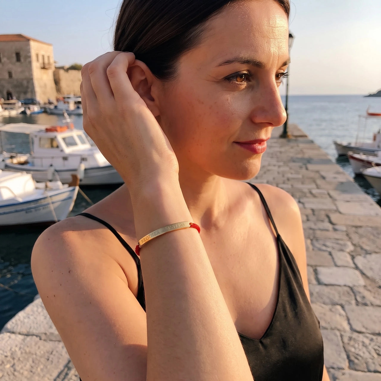 Rotes armband — getragen im Alltag, Gold | SKU: lamour-g