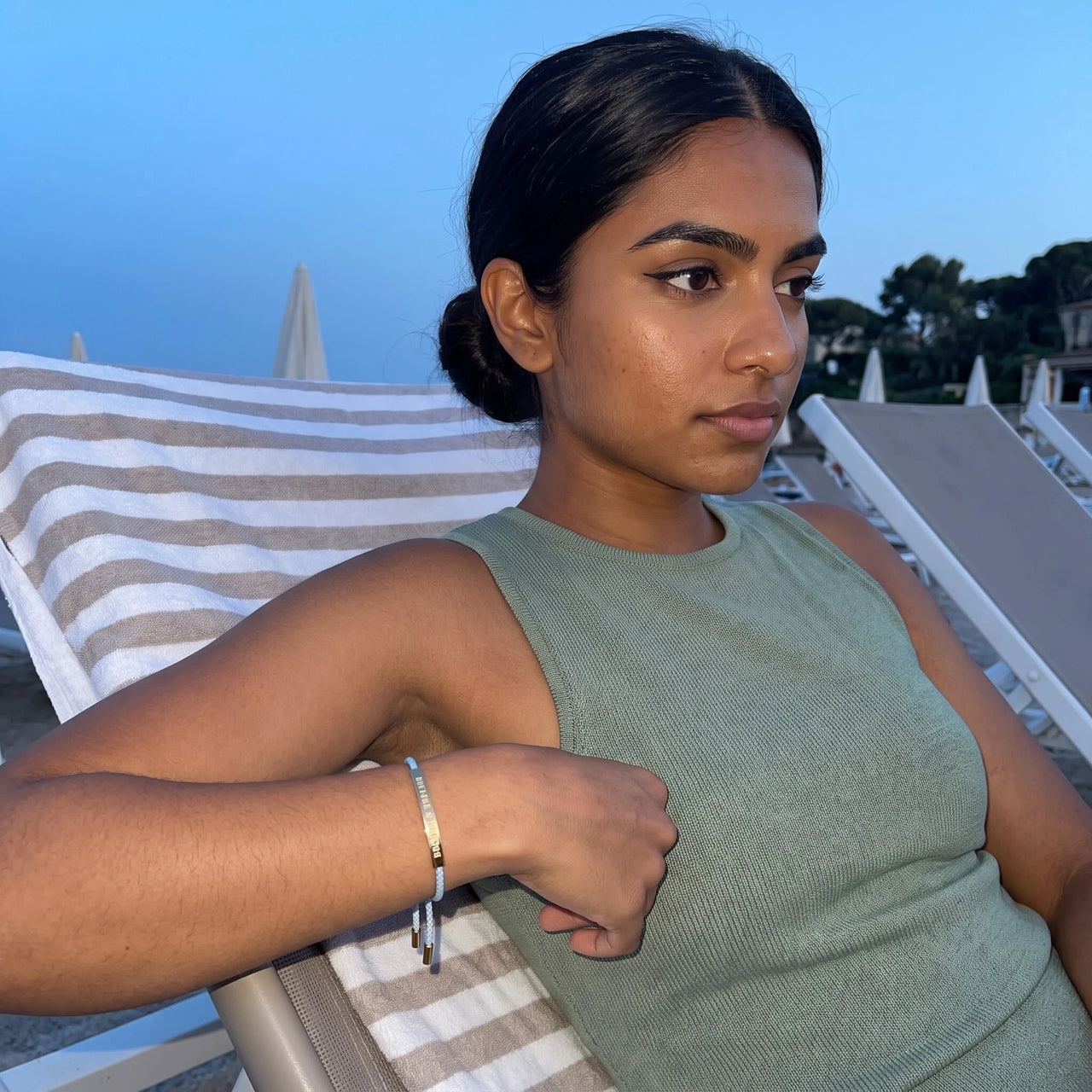 Armband hellblau — getragen an einem entspannten Tag, Gold | SKU: leciel-g