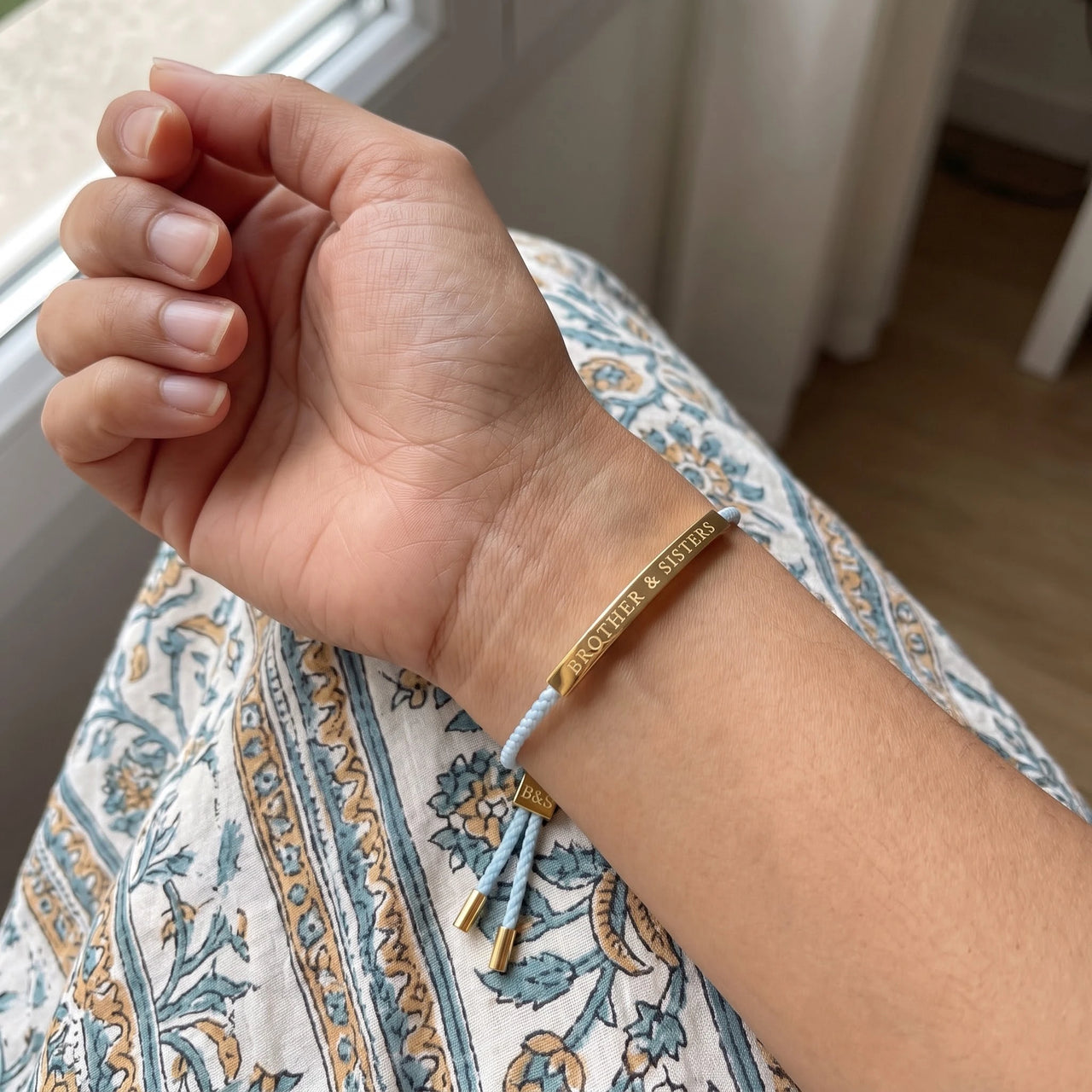 Kordelarmband — getragen, echte Größe, Gold | SKU: leciel-g