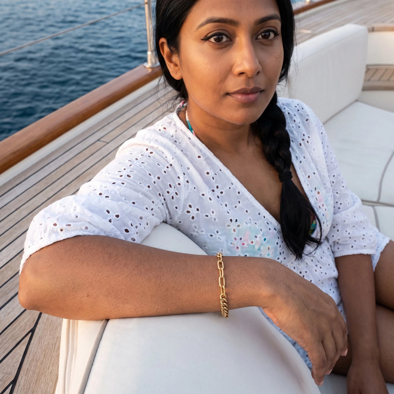 Armband gold — getragen an einem entspannten Tag, Gold | SKU: ledouble