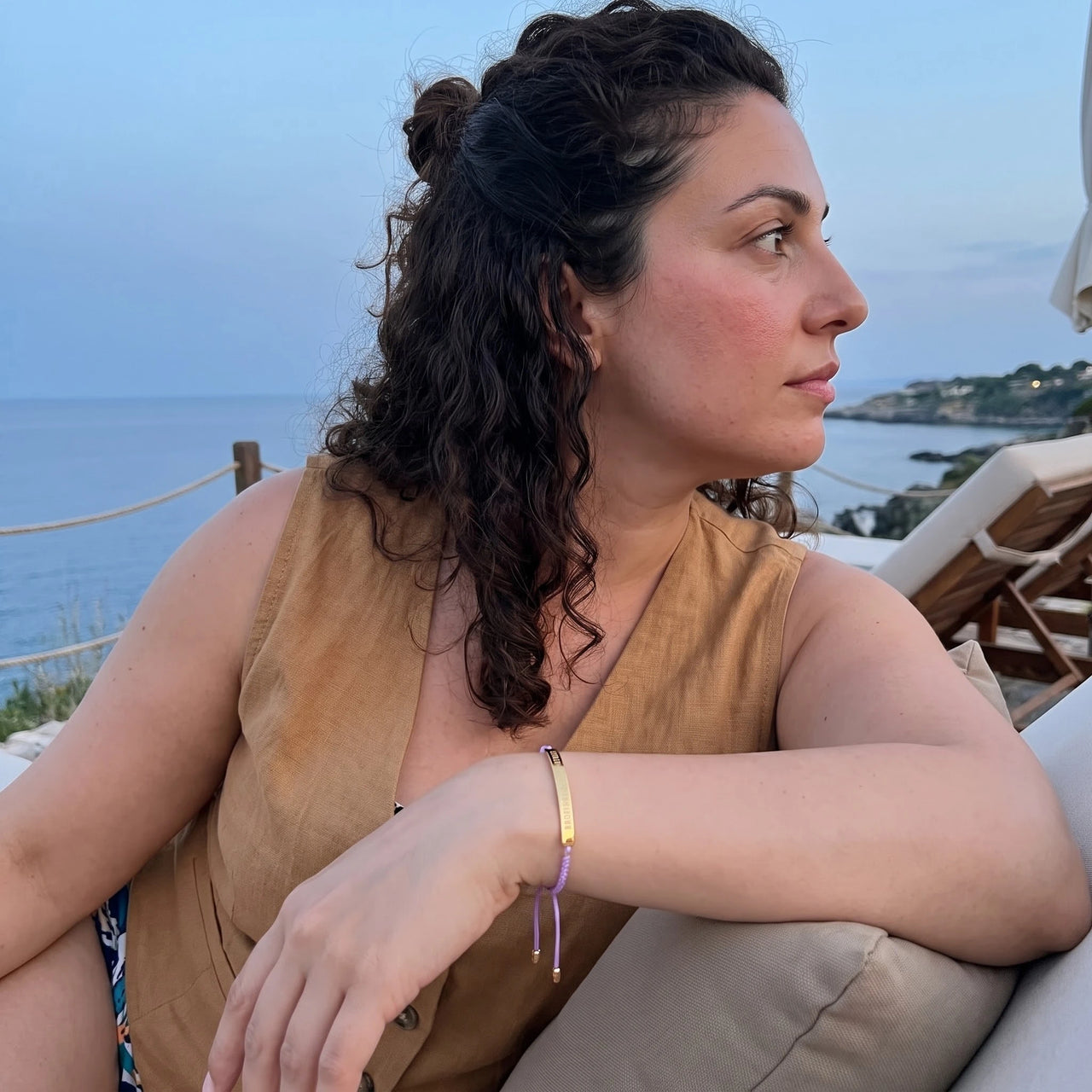 Makramee armband — getragen an einem entspannten Tag, Gold | SKU: lemauve-g