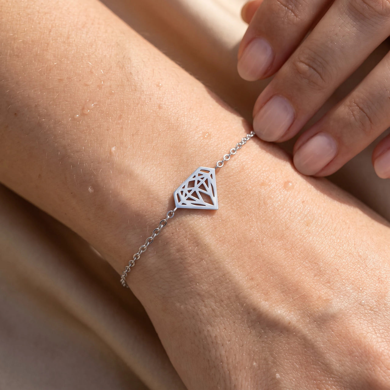 Armband minimalistisch — Nahaufnahme der Details, Silber | SKU: 11662607-white-gold