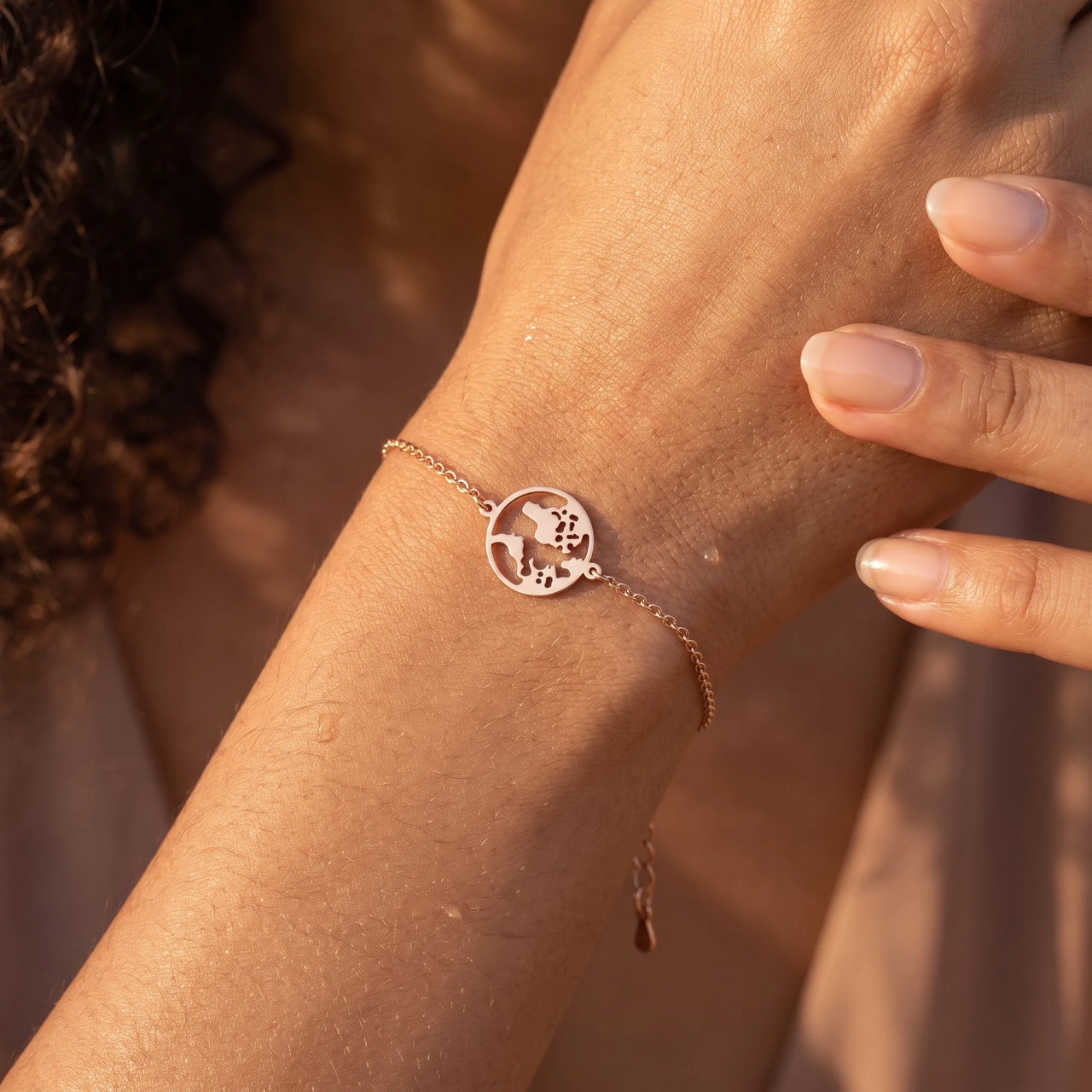 Armband weltkarte — Nahaufnahme der Details, Roségold | SKU: 22665062-rose-gold