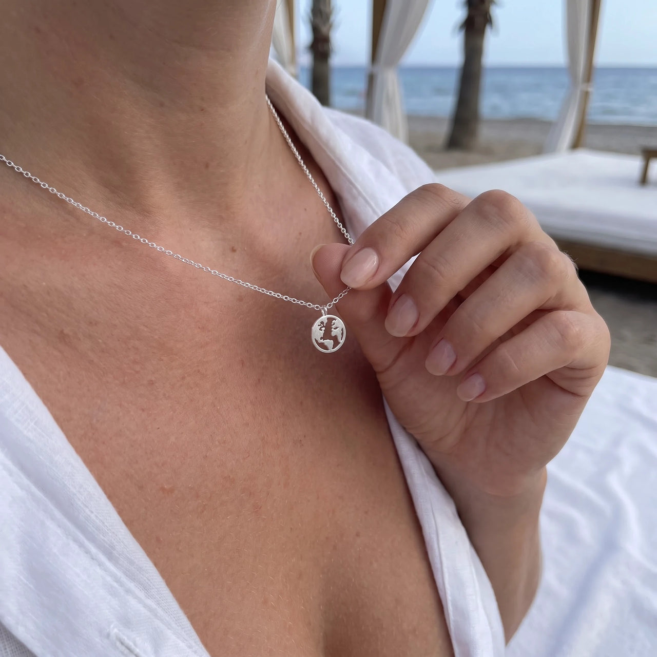Weltkarte kette — getragen, echte Größe, Silber | SKU: 22173453-white-gold