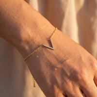 Thumbnail for V armband — Nahaufnahme der Details, Gold | SKU: 9443177-gold