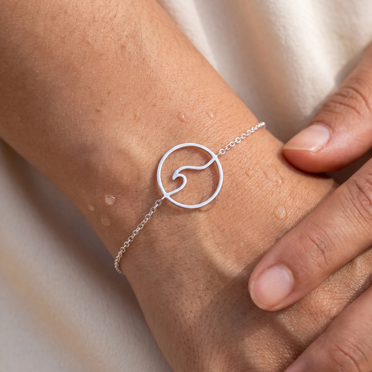 Welle armband — Nahaufnahme der Details, Silber | SKU: 17429078-white-gold