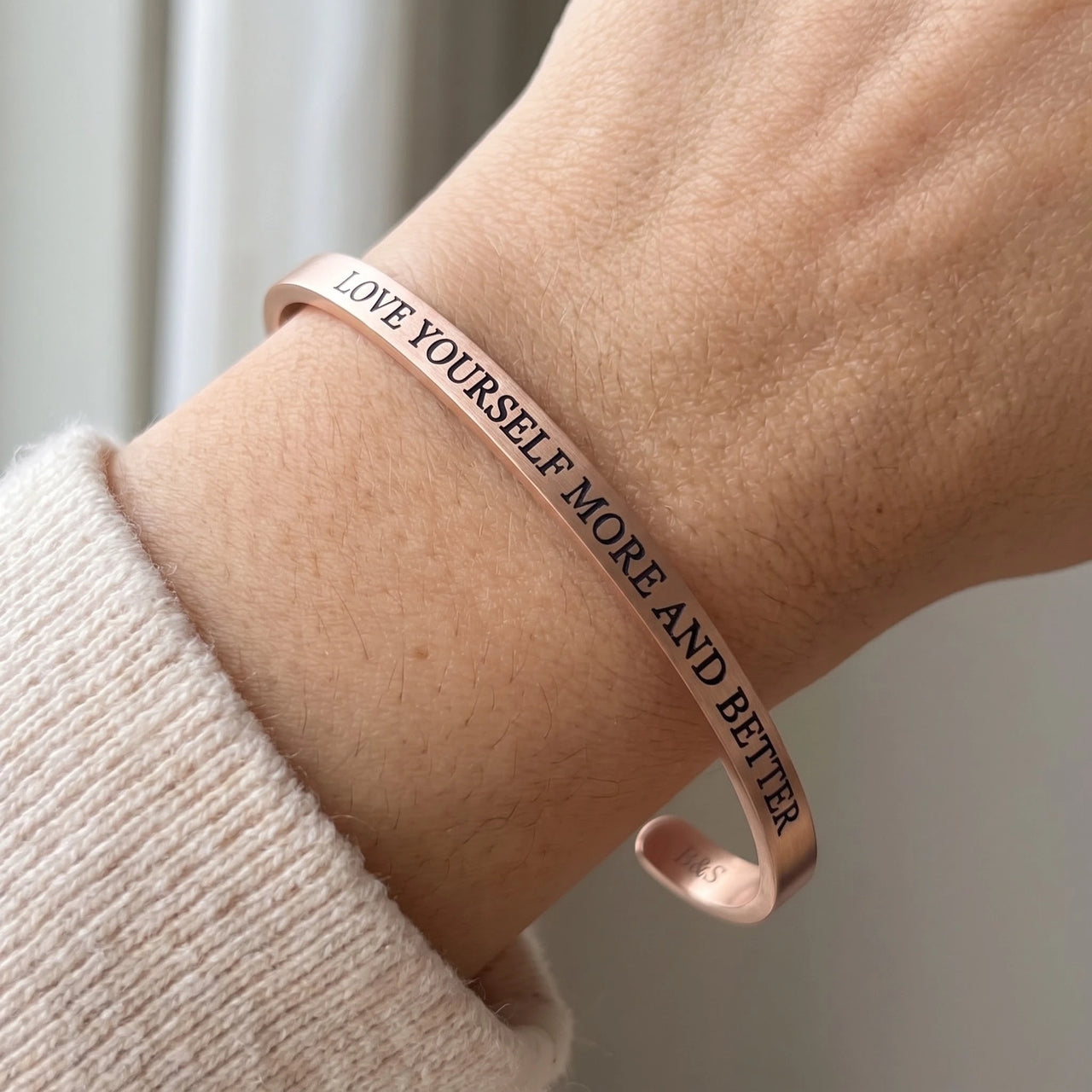 Selbstliebe armband — Nahaufnahme der Details, Roségold | SKU: lymab-rg