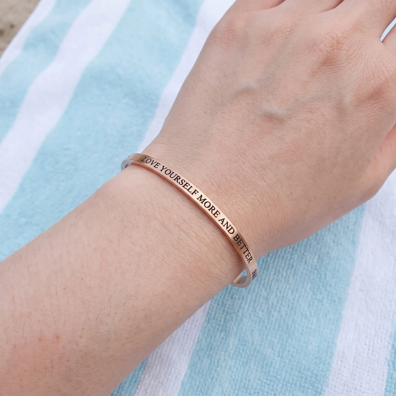 Gravur armband — getragen, echte Größe, Roségold | SKU: lymab-rg