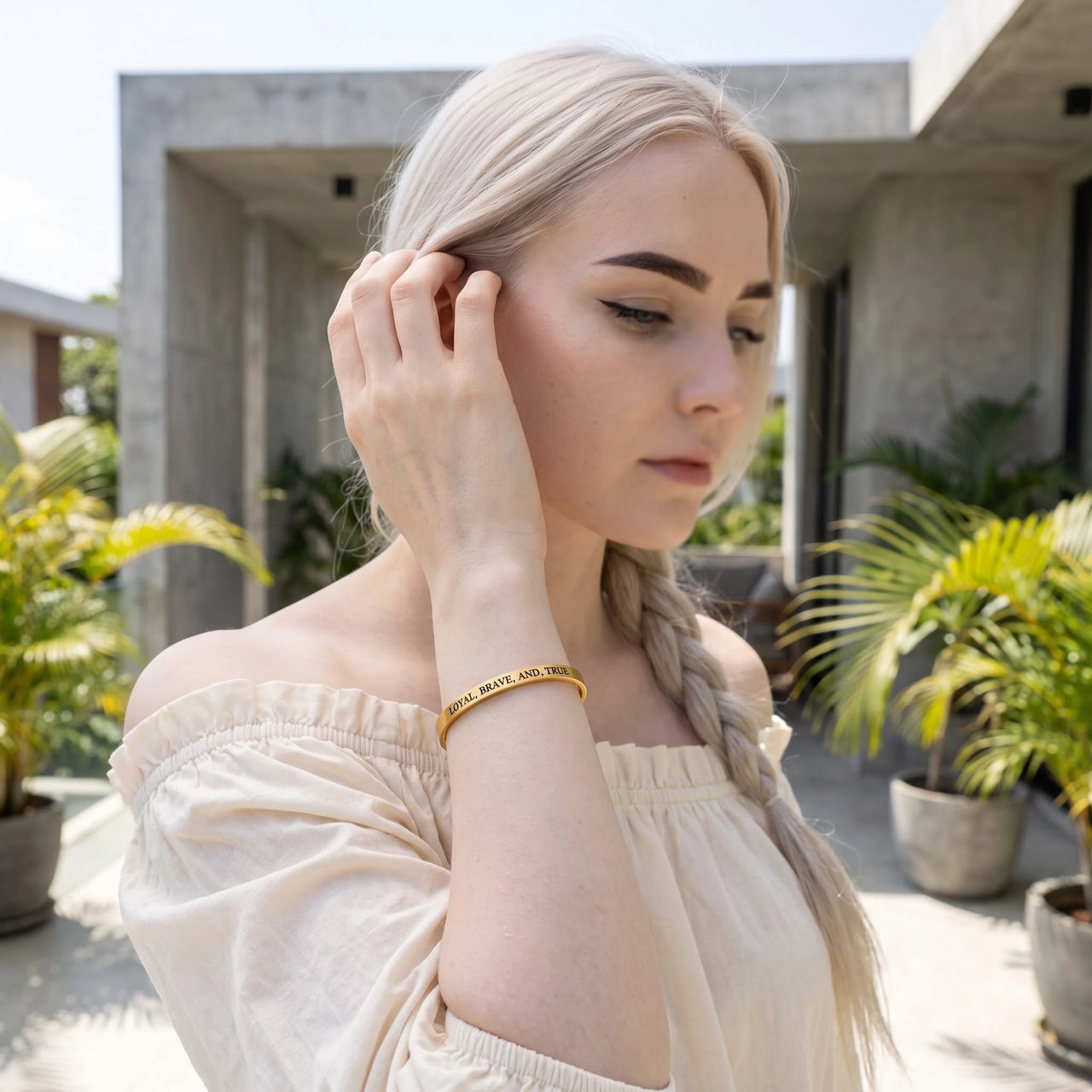 Gravur armband — getragen im Alltag, Gold | SKU: lbat-g