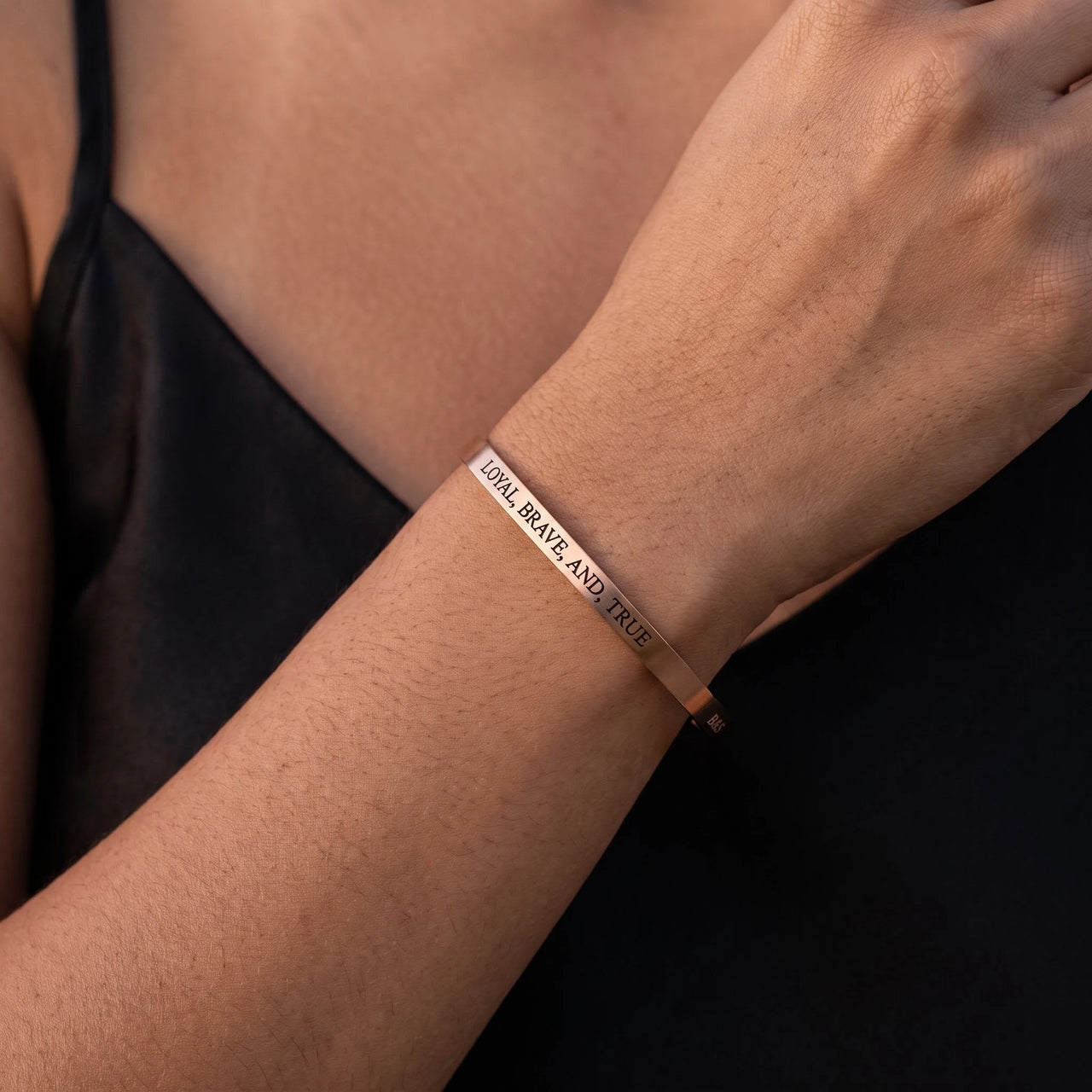 Armband mit spruch — Nahaufnahme der Details, Roségold | SKU: lbat-rg