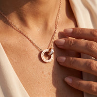 Thumbnail for Kette verschlungene ringe — Nahaufnahme der Details, Roségold | SKU: 25535378-rose-gold
