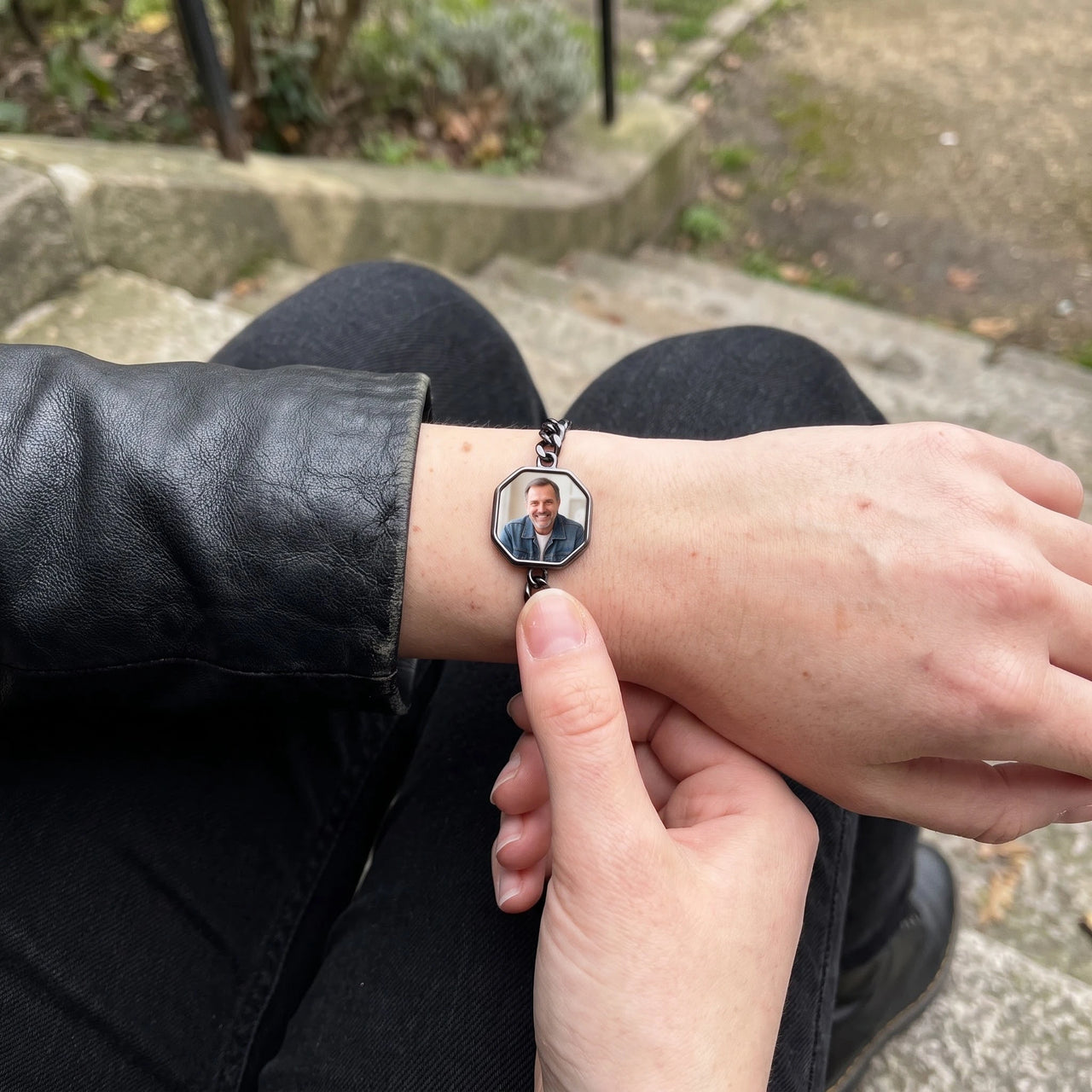Warming the black octagon photo bracelet with a thumb, her father's photo appears | SKU: TPH-OCTB-BLACK-18