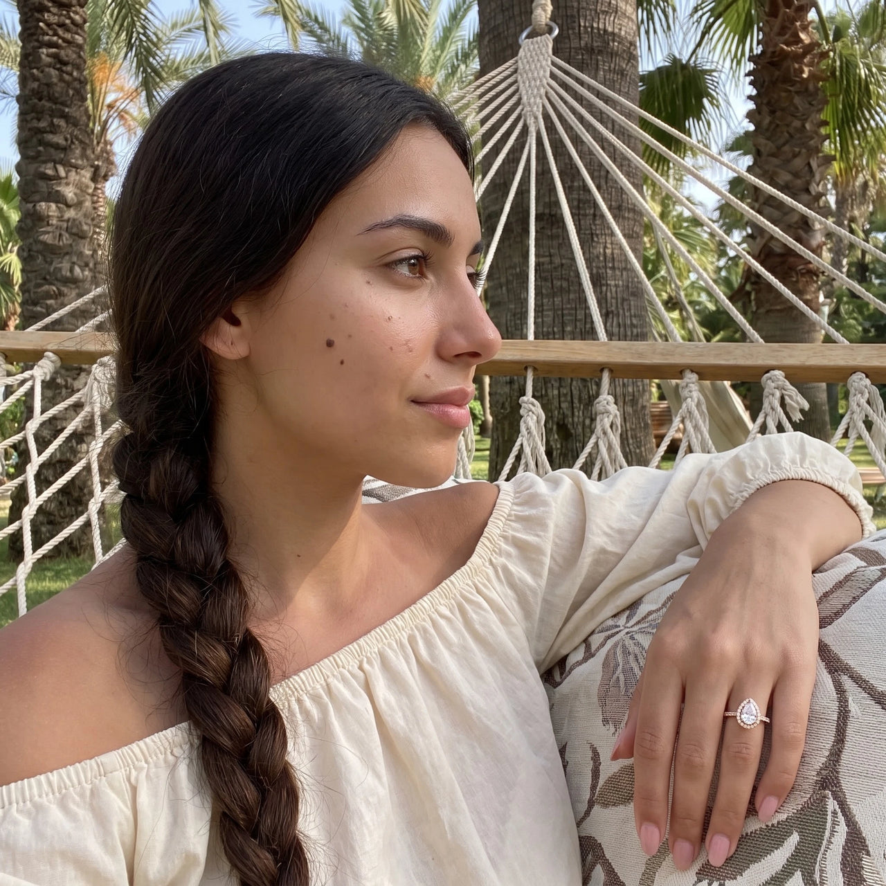 Halo ring — getragen an einem entspannten Tag, Roségold | SKU: 505162-4.5-rose-gold