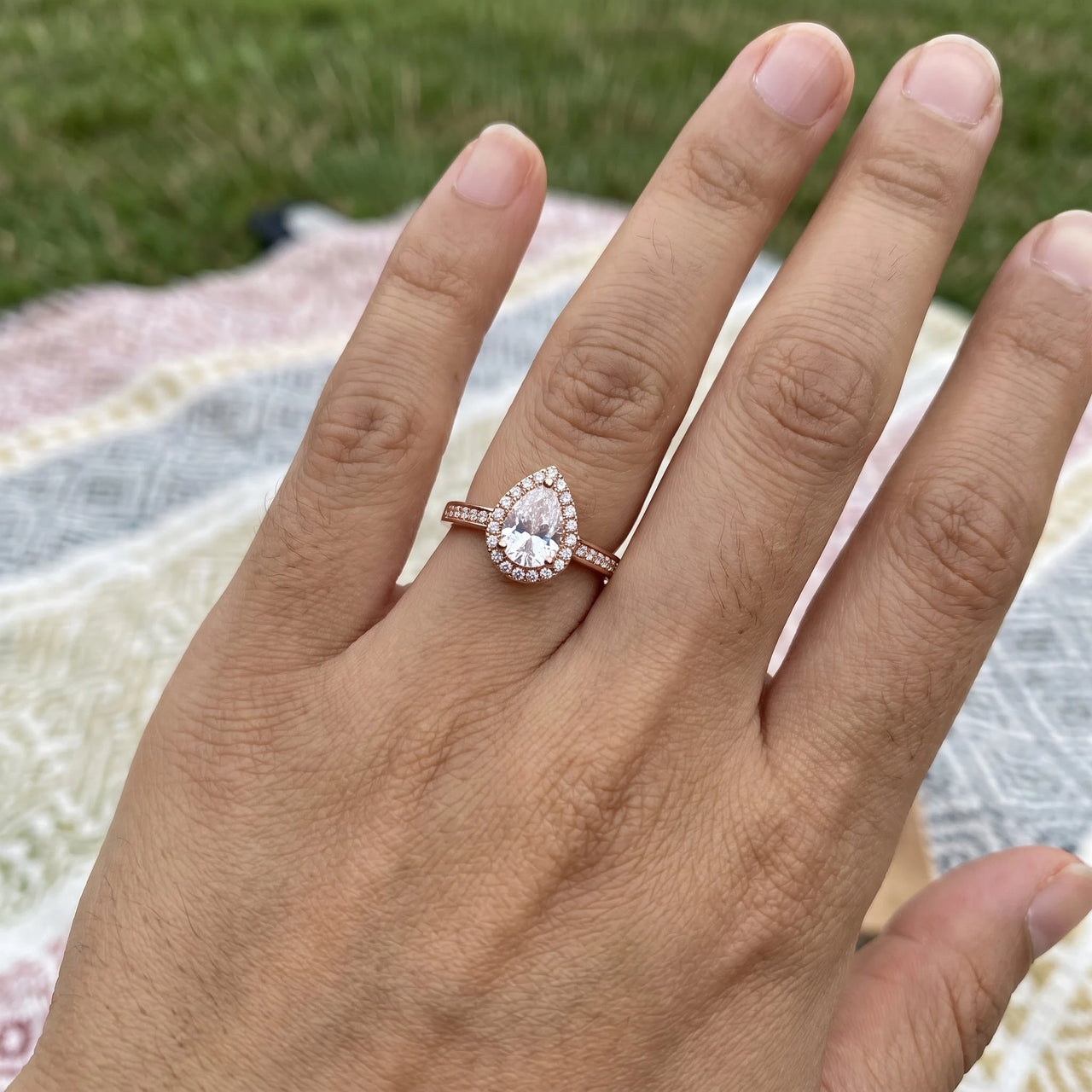 Ring mit zirkonia — getragen, echte Größe, Roségold | SKU: 505162-4.5-rose-gold