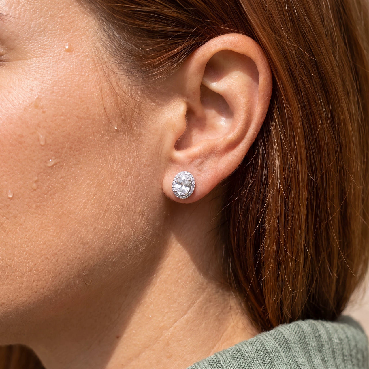 Ohrstecker — Nahaufnahme der Details, Silber | SKU: 6306968-white