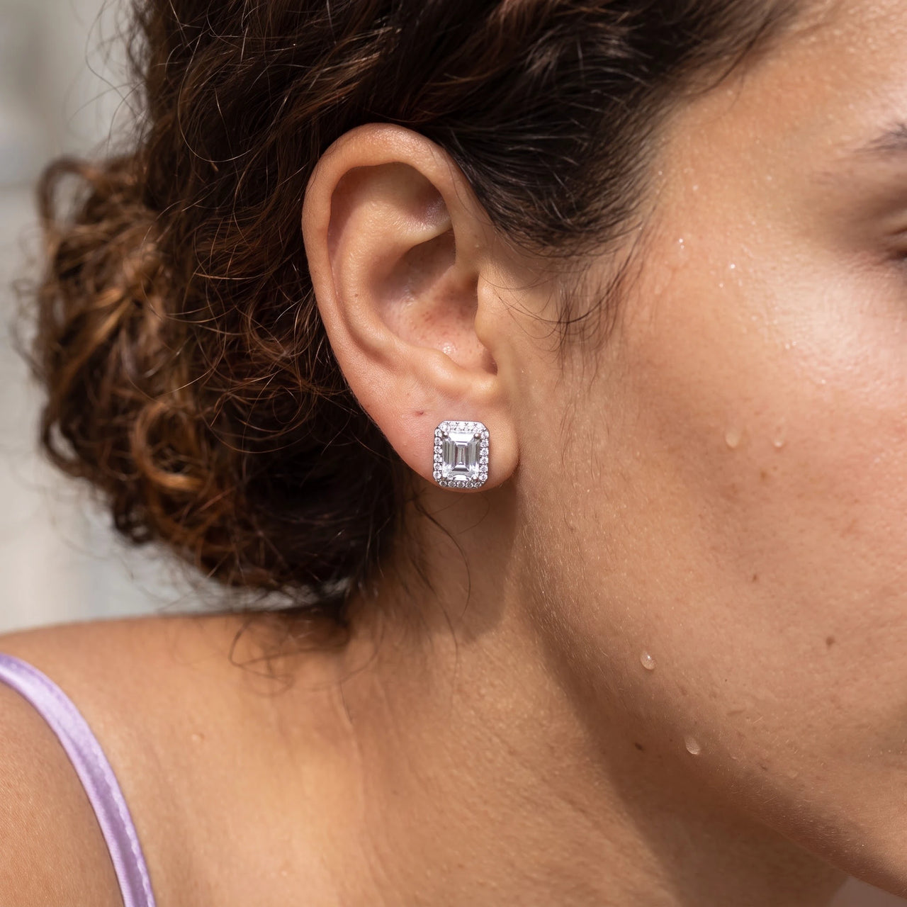 Ohrstecker eckig — Nahaufnahme der Details, Silber | SKU: 22683128