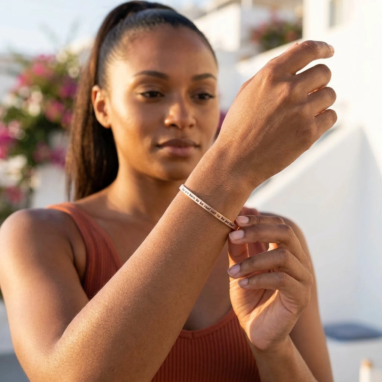 Armband mit spruch — getragen im Alltag, Roségold | SKU: 9864184-rose