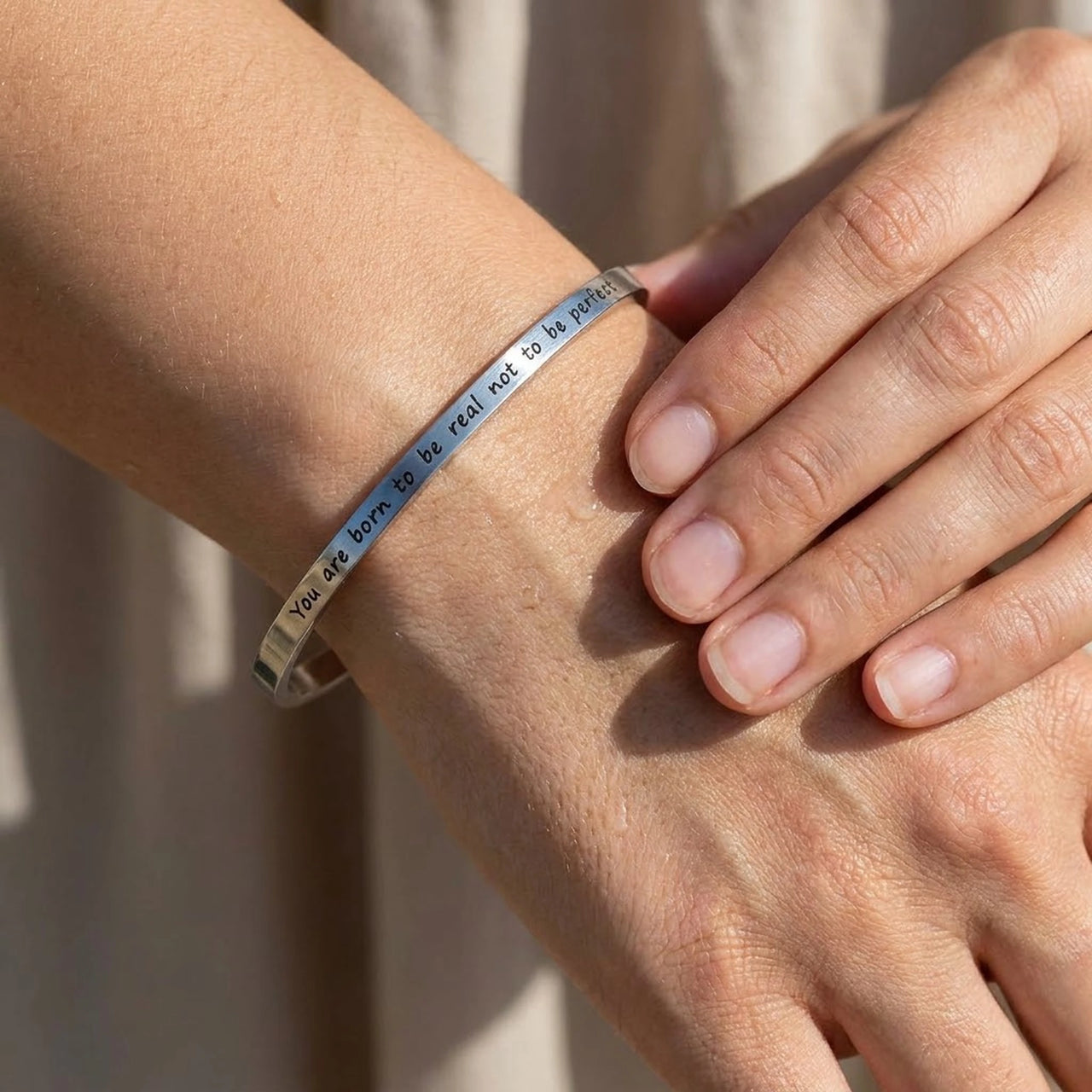 Armband mit spruch — Nahaufnahme der Details, Silber | SKU: 9864184-silver