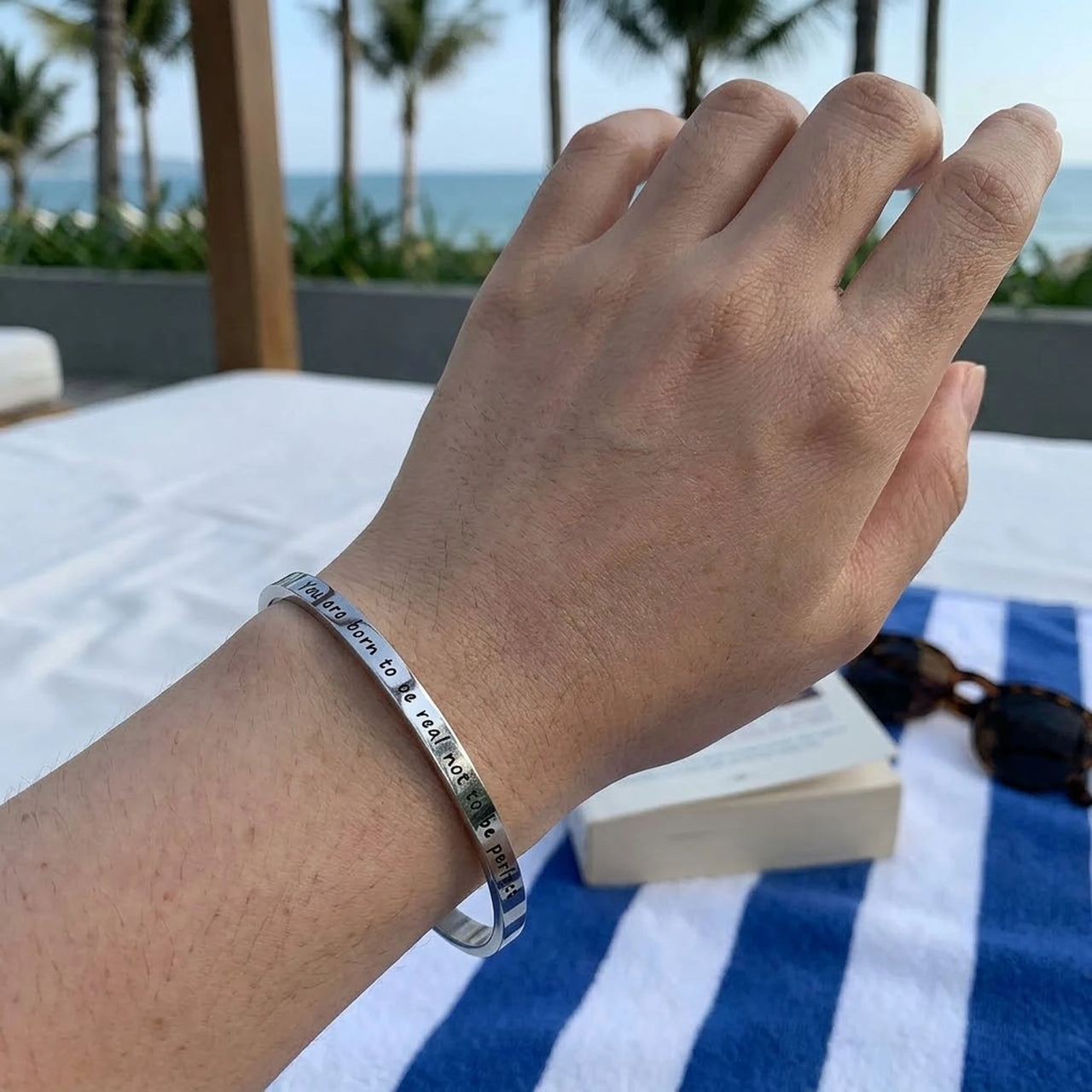 Armreif offen — getragen, echte Größe, Silber | SKU: 9864184-silver