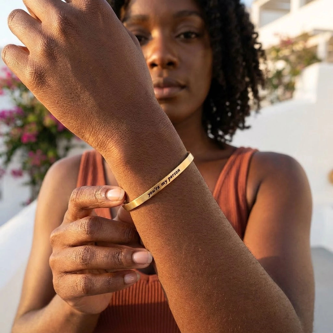 Armband mit spruch — getragen im Alltag, Gold | SKU: 8174603-gold-color